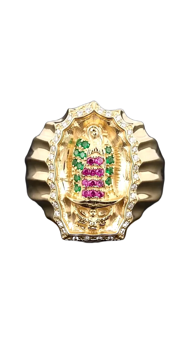 Anillo de hombre en oro de 18 kilates con la Virgen de Guadalupe, esmeraldas y rubíes
